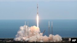 Tên lửa SpaceX Falcon 9 phóng hôm 2/4 mang theo thiết bị dọn rác vũ trụ của châu Âu. 