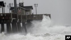 Sóng lớn do bão Sandy mang lại tại Nags Head, North Carolina