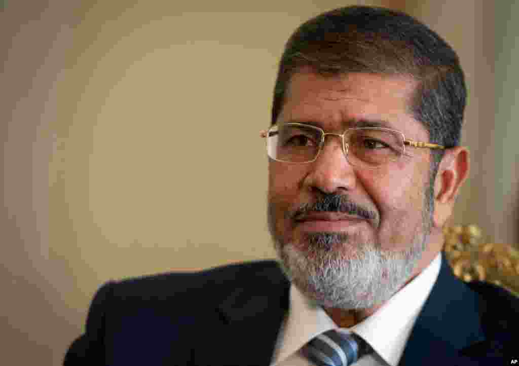 &Ocirc;ng Mohamed Morsi ngồi trong Dinh Ittidiya, nơi cư ngụ ch&iacute;nh thức của Tổng thống ở Heliopolis, một v&ugrave;ng ở ngoại &ocirc; thủ đ&ocirc; Cairo. (Ảnh chụp ng&agrave;y 7 th&aacute;ng 10, 2012) 