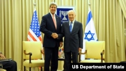 Ngoại trưởng Mỹ John Kerry và Tổng thống Israel Shimon Peres tại Jerusalem, ngày 6/11/2013.