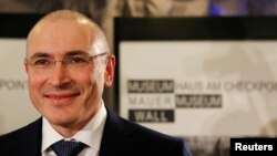 Cựu tỉ phú dầu lửa Nga Mikhail Khodorkovsky trong cuộc họp báo tại Viện Bảo tàng Haus am Checkpoint Charlie ở Berlin, ngày 22/12/2013.