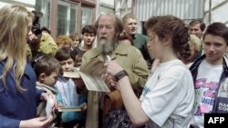 Nhà văn, nhà bất đồng chính kiến người Nga Alexander Solzhenitsyn ký tên lên cuốn sách "Quần đảo Ngục tù" của ông, ngày 30/5/1994. Ông là người có sức ảnh hưởng mạnh mẽ đến triết gia người Pháp André Glucksmann.