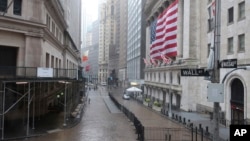 Khu vực Wall Street tại Thị trường Chứng khoán New York bình thường đông đúc nay vắng người (ảnh chụp ngày 13/4/2020.