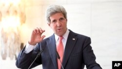 Ngoại trưởng John Kerry trong một buổi họp báo với Bộ trưởng Ngoại giao Italy Emma Bonino tại Rome, 9/5/2013. (AP Photo/Alessandra Tarantino)