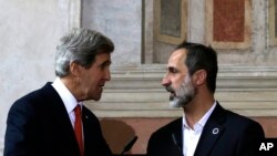 Ngoại trưởng Mỹ John Kerry và người đứng đầu Hội Đồng Quốc Gia Syria, Mouaz al-Khatibafter sau một cuộc họp báo ở Rome, ngày 28/2/2013.