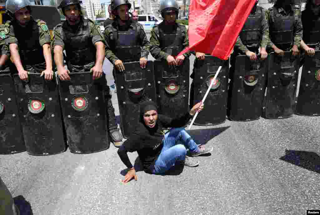 Một người Palestine ngồi biểu tình trước lực lượng an ninh quốc gia để ủng hộ các tù nhân Palestine đang tuyệt thực trong các trại giam của Israel ở thành phố Ramallah thuộc Bờ Tây.