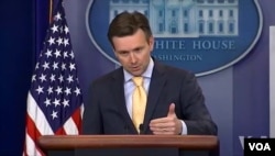 Phát ngôn viên Tòa Bạch Ốc Josh Earnest nói rằng chương trình kiểm tra dành cho người Syria đòi hỏi 'sự kiểm tra gay gắt và tường tận nhất cho bất cứ ai định nhập cảnh Hoa Kỳ'