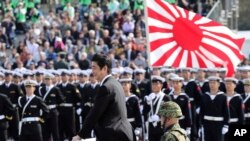  Thủ tướng Shinzo Abe, duyệt binh nhân Ngày Lực lượng Phòng vệ Nhật Bản tại căn cứ Asaka phía bắc Tokyo, ngày 23/10/2016. 