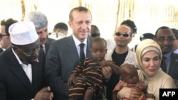 Tổng thống Somalia Sharif Sheik Ahmed (trái), Thủ tướng Thổ Nhĩ Kỳ và phu nhân bà Emine Erdogan đến thăm trại tị nạn ở Mogadishu