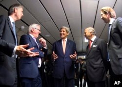 Ngoại trưởng Mỹ John Kerry thảo luận cùng Ngoại trưởng Pháp Laurent Fabius,Ngoại trưởng Đức Frank-Walter Steinmeier, Ngoại trưởng Anh Philip Hammond, trái, Ngoại trưởng Mỹ John Kerry, và Ngoại trưởng Áo tại Vienna.