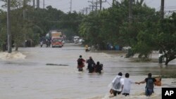 Thị trấn San Ildefonso, tỉnh Bulacan của Philippines chìm ngập trong bão Nari (12/10/2013). 