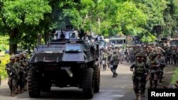 Thiết vận xa và binh lính chính phủ Philippines tiến đánh Marawi, 25/5/2017