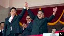 Lãnh tụ Bắc Hàn Kim Jong Un và một quan chức cấp cao Trung Quốc trên khán đài hôm 9/9.