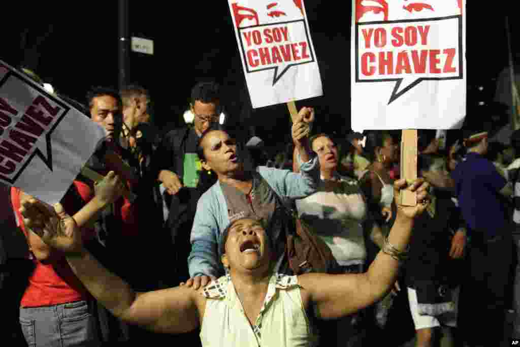 Những người ủng hộ &ocirc;ng Hugo Chavez cầm tấm bảng với h&agrave;ng chữ &#39;T&ocirc;i l&agrave; Chavez&#39; tại Caracas, Venezula, ng&agrave;y 5/3/2013.