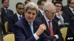 Ngoại trưởng Mỹ John Kerry chờ đợi bắt đầu phiên họp với các bộ trưởng nhóm P5 + 1, Liên minh Châu Âu và Iran tại Lausanne, Thụy Sĩ, ngày 31/3/2015.