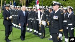 Phó Tổng thống Mỹ Joe Biden (giữa) duyệt đội quân danh dự trong chuyến thăm New Zealand, ngày 21/7/2016.