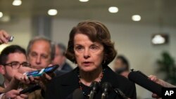 Thượng nghị sĩ Diane Feinstein, thuộc đảng Dân chủ nói với báo chí về cuộc điều tra của tổng thanh tra CIA, xác nhận các bản tin trước đó của tờ New York Times và tờ McClatchy.