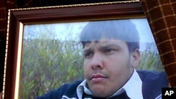 Aitzaz Hasan, học sinh Pakistan 15 tuổi chết khi tìm cách ngăn một phần tử tấn công tự sát, định tấn công trường học của em, 10/1/14. Một giáo viên nói với các nhà điều tra rằng ông nhìn thấy Hassan rượt đuổi kẻ tấn công và người này kích nổ quả bom 