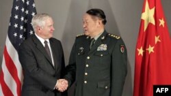 Bộ trưởng Quốc phòng Hoa Kỳ Robert Gates (trái) và Bộ trưởng Quốc phòng Trung Quốc Lương Quang Liệt dự hội nghị Bộ trưởng Quốc phòng các nước thuộc khối ASEAN tại Hà Nội