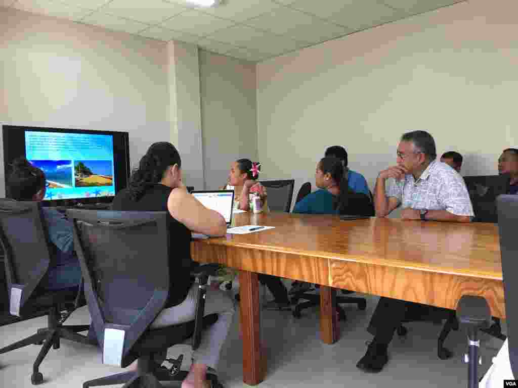 Eugene Pangelinan, Giám đốc Cơ quan Quản lý Tài nguyên Đại dương Quốc gia (NORMA) của Liên bang Micronesia, tham dự một cuộc họp với toàn thể nhân viên tại trụ sở của cơ quan ở Kolonia, Pohnpei, Liên bang Micronesia, ngày 26 tháng 4, 2017. Ông nói tình trạng tàu cá Việt Nam đến đánh bắt trái phép là vấn đề &quot;rất nghiêm trọng&quot; đối với nước của ông. &nbsp;