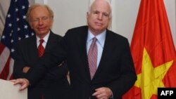 Hai thượng nghị sĩ Mỹ John McCain và Joseph Lieberman tại cuộc họp báo ở Hà Nội ngày 19/1/2012.