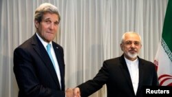 Ngoại trưởng Hoa Kỳ John Kerry bắt tay với ngoại trưởng Iran Mohammad Javad Zarif trước cuộc họp ở Geneva, 14/1/2015. 