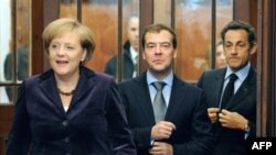 Từ trái: Thủ tướng Ðức Angela Merkel, Tổng thống Nga Dmitri Medvedev và Tổng thống Pháp Nicolas Sarcozy đến dự hội nghị ở Dauville