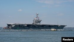 Tàu sân bay USS Harry S. Truman rời bến ở căn cứ Norfolk, Virginia, cùng với nhóm tàu tác chiến hướng tới Trung Đông, ngày 11/4/2018. (Hải quân Hoa Kỳ Danny Ray Nunez Jr.)