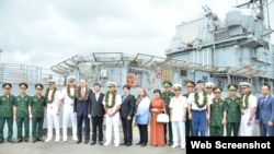 Tàu sân bay USS Theodore Roosevelt "hoàn thành tốt đẹp" chuyến thăm kéo dài 5 ngày vào tháng 3/2020, theo Đại sứ quán Mỹ. Báo cáo của Hải quân Mỹ nói có thể các thuỷ thủ đoàn bị "phơi nhiễm" COVID-19 từ du khách Anh ở Đà Nẵng. (Photo US Embassy Hanoi)