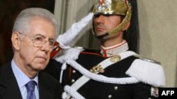 Kinh tế gia quốc tế Mario Monti đi ngang 1 người bảo vệ tại Dinh Tổng thống Quirinale ở Rome sau cuộc hội đàm với Tổng thống Ý Napolitano, Chủ Nhật, 13/11/2011