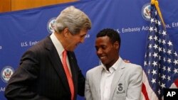 Vận động viên Lelisa Desisa gặp Ngoại trưởng Hoa Kỳ John Kerry tại Đại sứ quán Hoa Kỳ ở Addis Ababa.