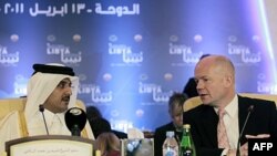 Ngoại trưởng Anh William Hague (phải) trò chuyện với Thái tử Qatar Sheikh Hamad bin Tamim al-Thani trước khi bắt đầu cuộc họp về Libya ở Doha, Qatar, 13/4/2011