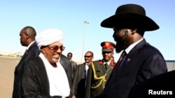 Tổng thống Sudan Omar Hassan al-Bashir bắt tay với Tổng thống Nam Sudan Salva Kiir (phải) tại sân bay Khartoum, ngày 4/11/2014.