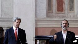 Ngoại trưởng Hoa Kỳ John Kerry (trái) dự cuộc họp báo với nhà lãnh đạo liên minh đối lập Syria, ông Mouaz al-Khatib sau hội nghị ở Rome, 28/2/13