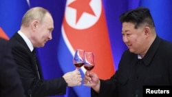 Tổng thống Nga Vladimir Putin (trái) và lãnh đạo Triều Tiên Kim Jong Un tại tiệc chiêu đãi cấp nhà nước ở Bình Nhưỡng, Triều Tiên, vào ngày 19/6/2024.