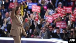 Phó Tổng thống Mỹ kiêm ứng cử viên tổng thống đảng Dân chủ Kamala Harris lên sân khấu trong ngày đầu của Đại hội toàn quốc đảng Dân chủ ở Chicago, 19/8/2024 (SAUL LOEB / AFP).