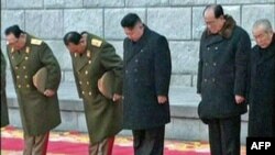 Lãnh đạo mới của Bắc Triều Tiên Kim Jong Un (giữa) trong tang lễ của cố lãnh đạo Triều Tiên Kim Jong Il, ở Bình Nhưỡng, 28/12/2011