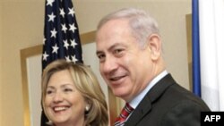 Ngoại trưởng Clinton (trái) và Thủ tướng Israel Benjamin Netanyahu