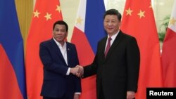 Tổng thống Philippines Rodrigo Duterte (trái) và Chủ tịch Trung Quốc Tập Cận Bình