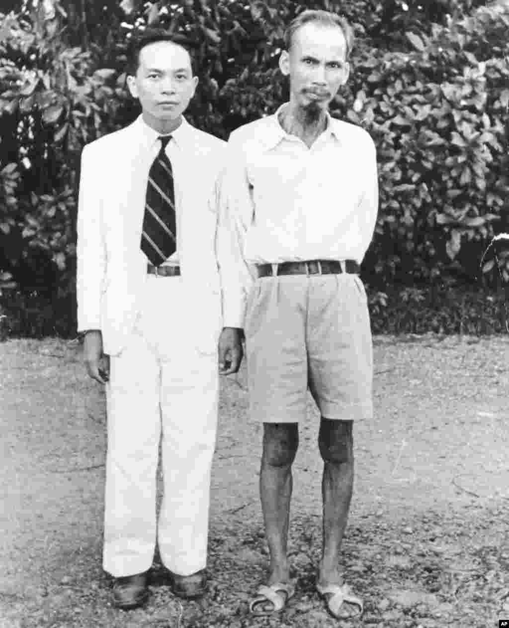 Hai ông Võ Nguyên Giáp và Hồ Chí Minh (ảnh chụp năm 1950). 