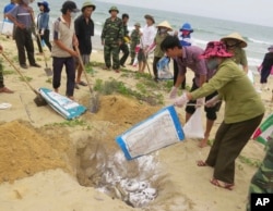 Hình tư liệu _Người dân chôn cá chết trên một bãi biển ở Quang Binh, Việt Nam, ngày 28 tháng 4 năm 2016.