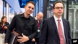 Max Schrems (trái) và luật sư Herwig Hofmann (phải) sau một phán quyết tại Tòa án Công lý Châu Âu tại Luxembourg vào thứ Ba ngày 6/10/2015.