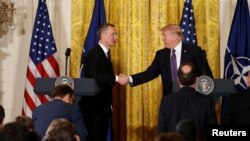 Tổng Thống Mỹ Donald Trump (phải) và Tổng Thư ký NATO Jens Stoltenberg bắt tay sau cuộc họp báo chung ở Tòa Bạch Ốc hôm 12/4/2017