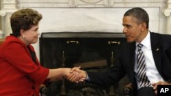 Tổng thống Hoa Kỳ Barack Obama (phải) tiếp Tổng thống Brazil Dilma Rousseff tại Tòa Bạch Ốc 