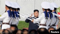 Lãnh tụ Bắc Triều Tiên Kim Jong-Un duyệt hàng quân danh dự diễu hành qua Nghĩa trang Anh hùng Tử sĩ tại Bình Nhưỡng, ngày 25/7/2013