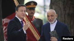 Thủ tướng Anh David Cameron và Tổng thống Afghanistan Hamid Karzai trong cuộc họp báo ở Kabul, ngày 19/7/2012 