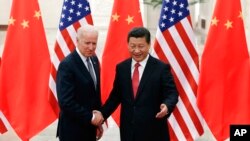  Chủ tịch Tập Cận Bình (phải) bắt tay với Phó tổng thống Biden trong một cuộc họp vào tháng 12/2013.