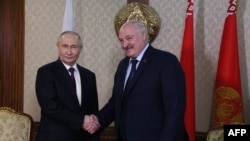 Tổng thống Nga Vladimir Putin và Tổng thống Belarus Alexander Lukashenko gặp nhau tại phi trường ở Minsk ngày 23/5/2024. 