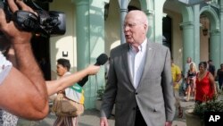 Thượng nghị sĩ Patrick Leahy nói chuyện với các phóng viên khi ông rời khỏi khách sạn Saratoga ở Havana, Cuba, ngày 17/1/2015.