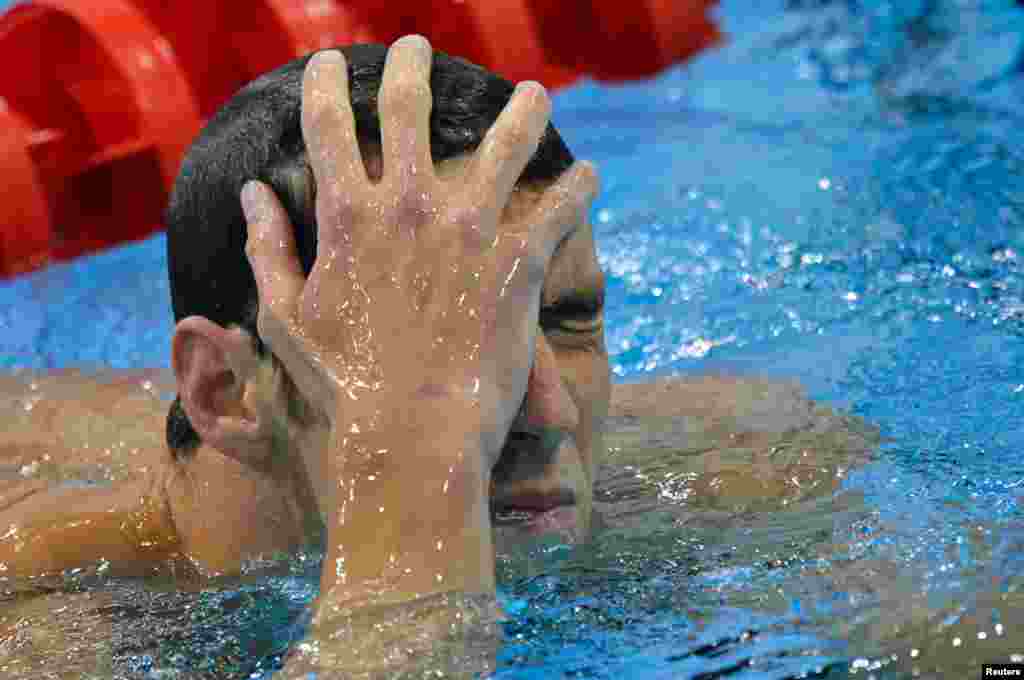 Phản ứng của Michael Phelps, đội Mỹ, sau khi về hạng 3 trong m&ocirc;n bơi bướm 200 m&eacute;t nam tại Trung t&acirc;m Thể thao dưới nước, Thế Vận Hội London 2012.